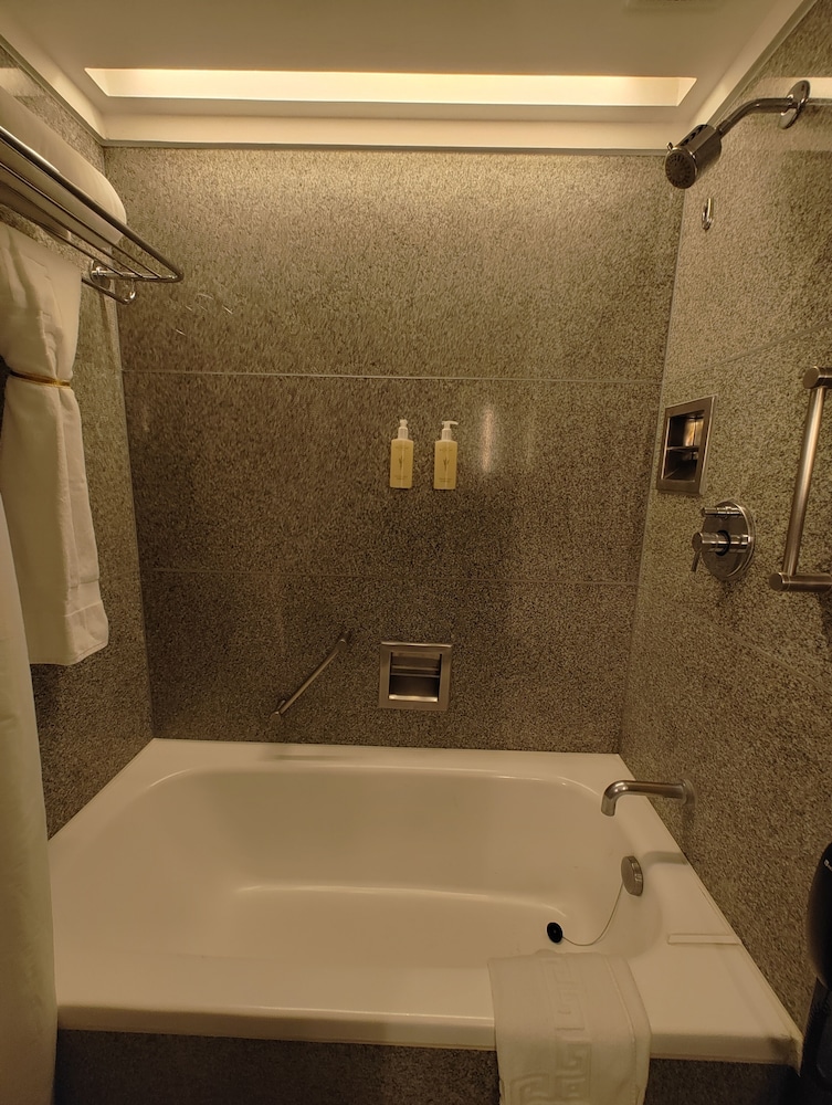 Executive Suite, 2 Twin Beds - Photo 8