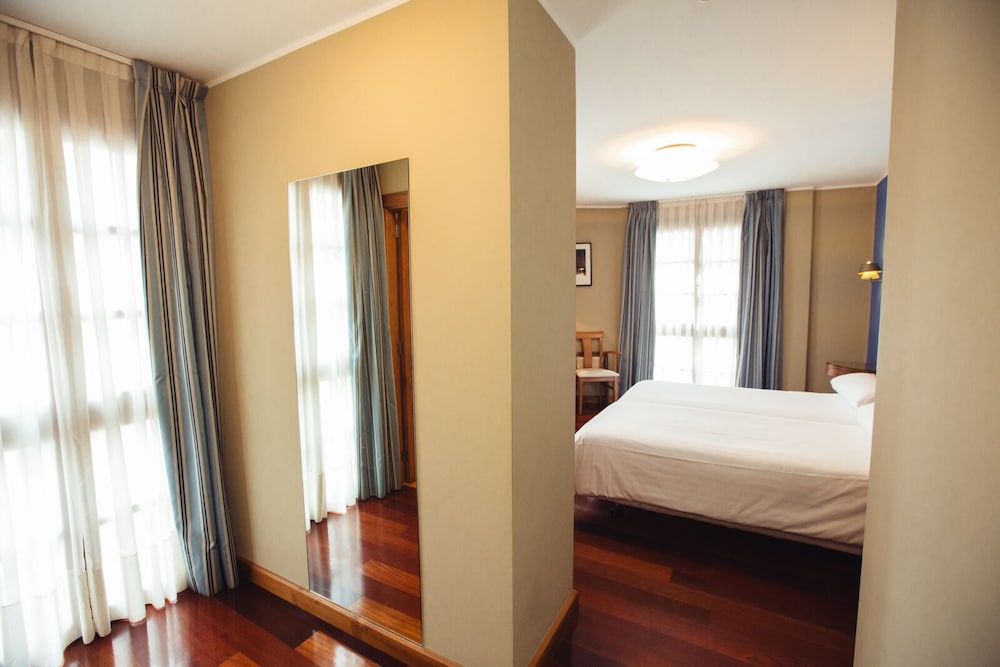 Standard Twin Room - Photo 4