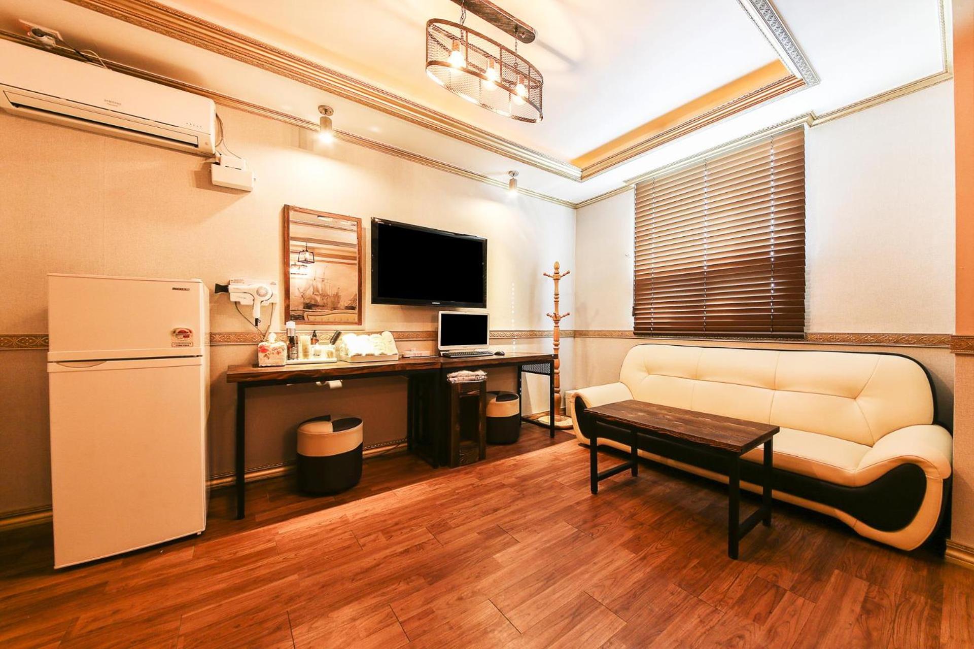 Twin Room - Photo 8