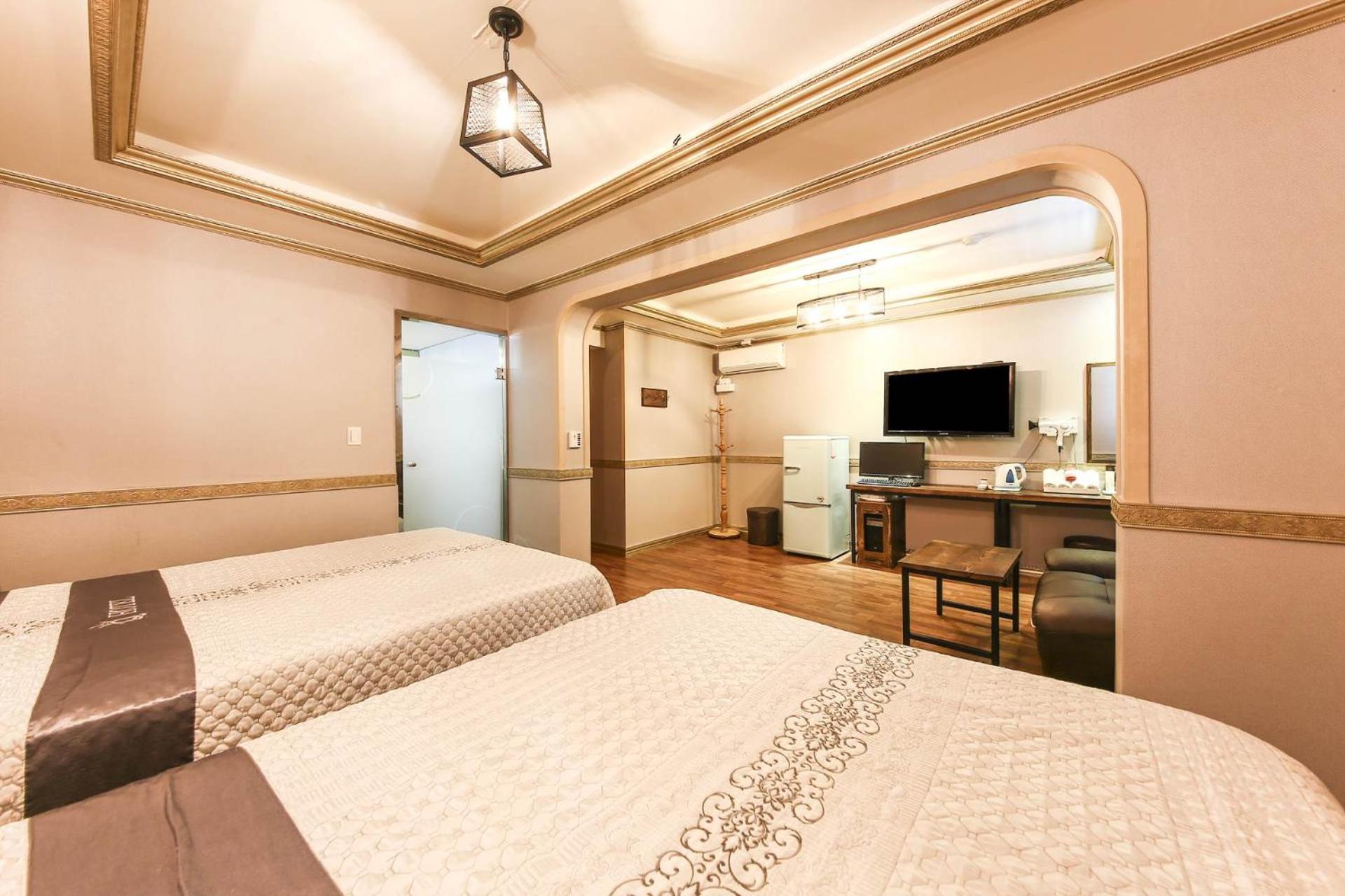 Twin Room - Photo 11