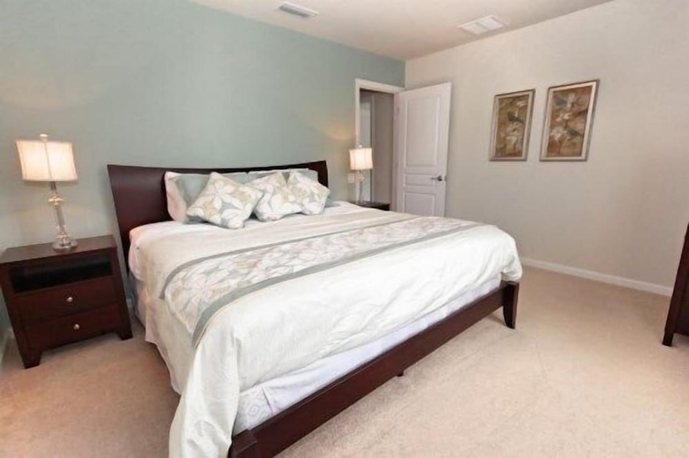 6 Bedroom Pool Home photo 2