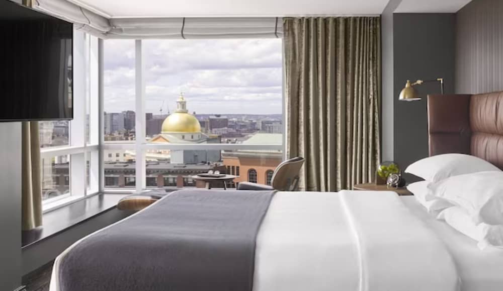 Premium Room, 1 King Bed, Corner - Photo 3