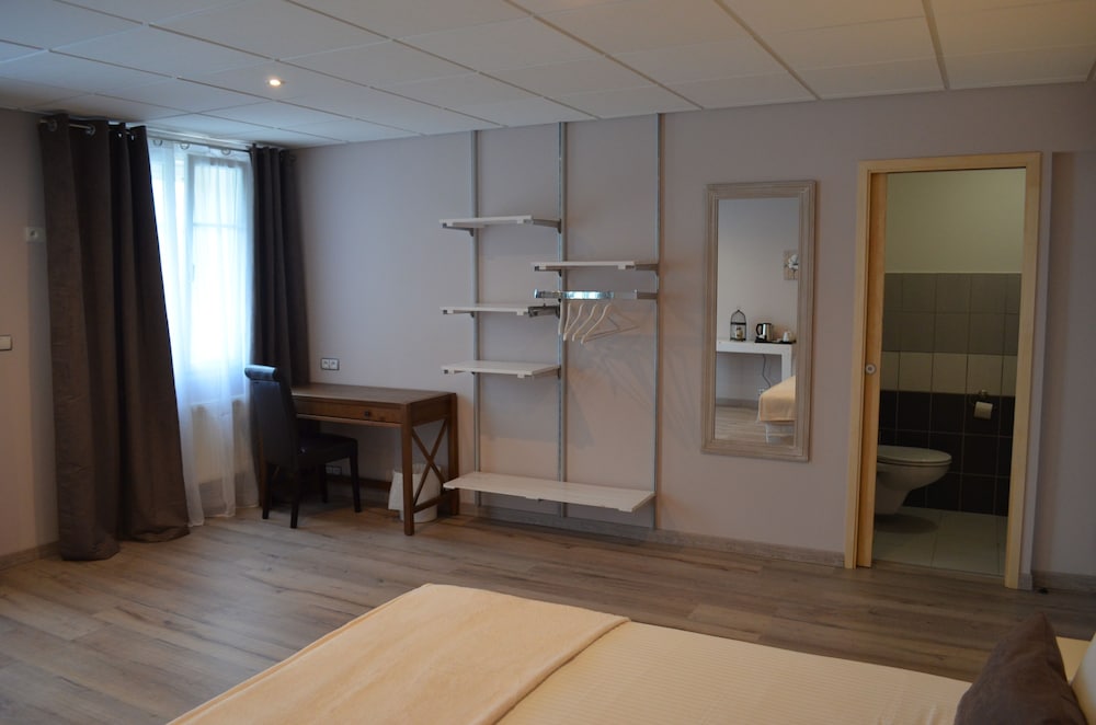 Superior Double Room, 1 King Bed, Balcony, Partial Lake View photo 2