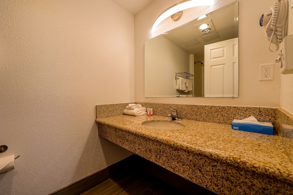 Room, 2 Queen Beds - Photo 9
