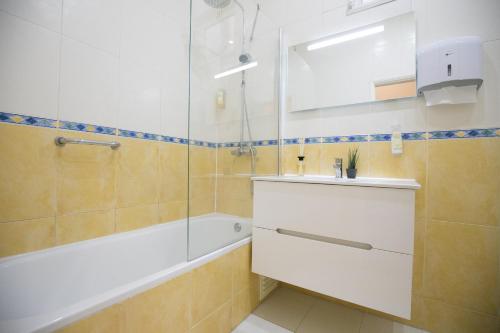 One-Bedroom Suite - Photo 2