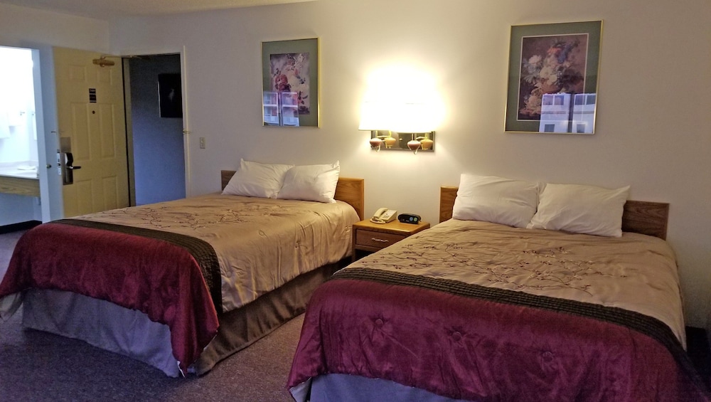 Suite, 2 Queen Beds, Non Smoking, Refrigerator & Microwave - Photo 3