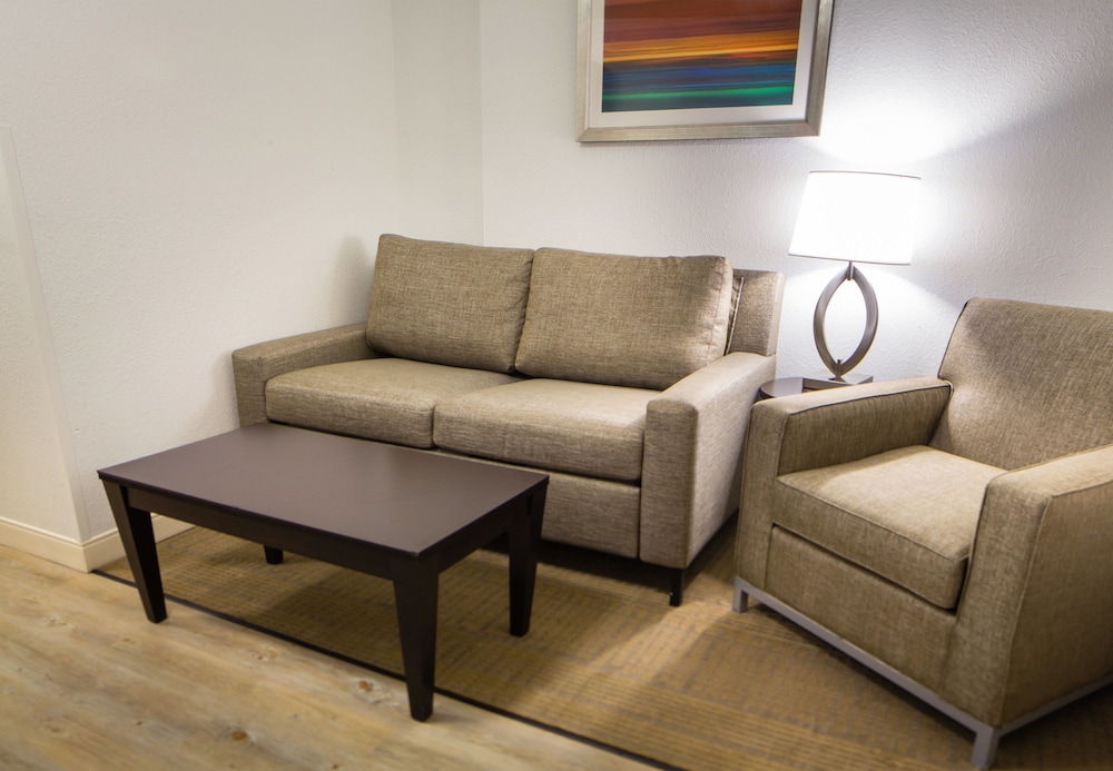Suite, 1 Bedroom - Photo 2