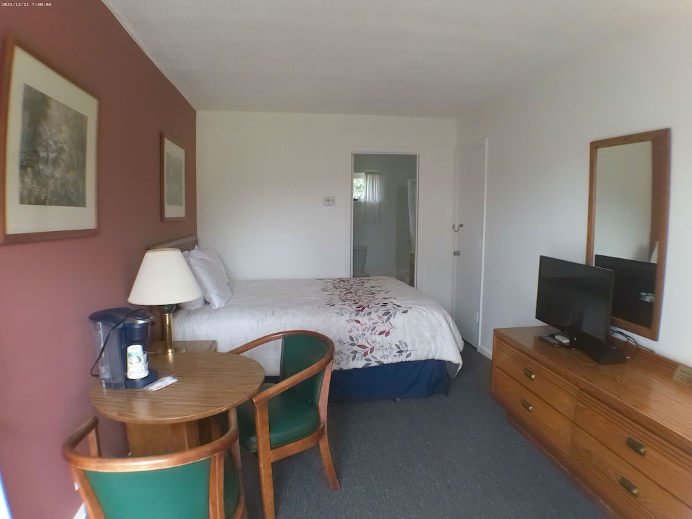 Room, 1 Queen Bed No Lake View photo 1