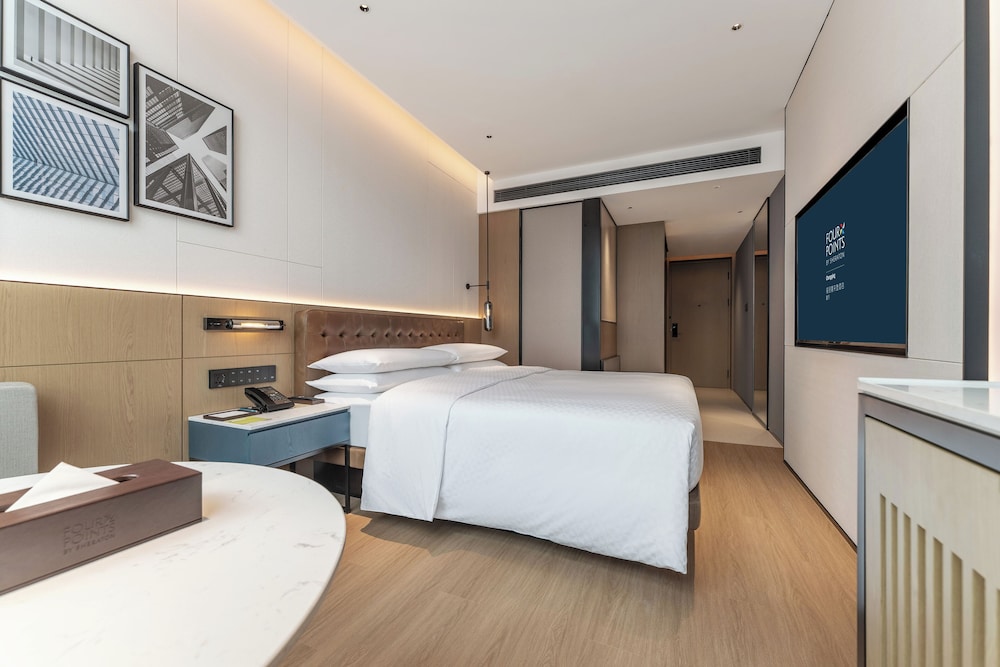 Signature Room, 1 King Bed photo 2