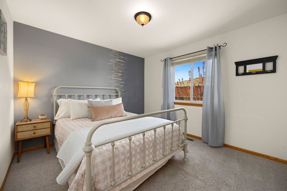 House, Multiple Beds, Patio, Garden View (2719 Daffodil Place) photo 2