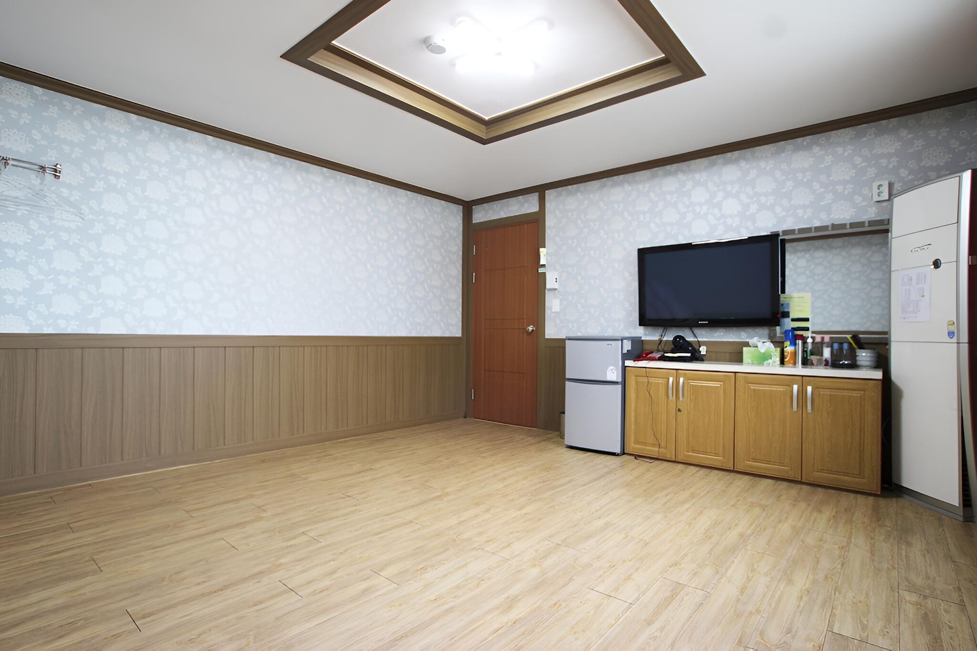 Room (Standard Room - Ondol) - Photo 9