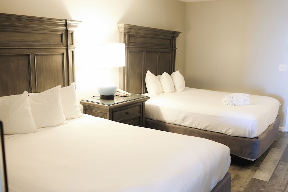 Double Room, 2 Queen Beds, Kitchen, Beach View