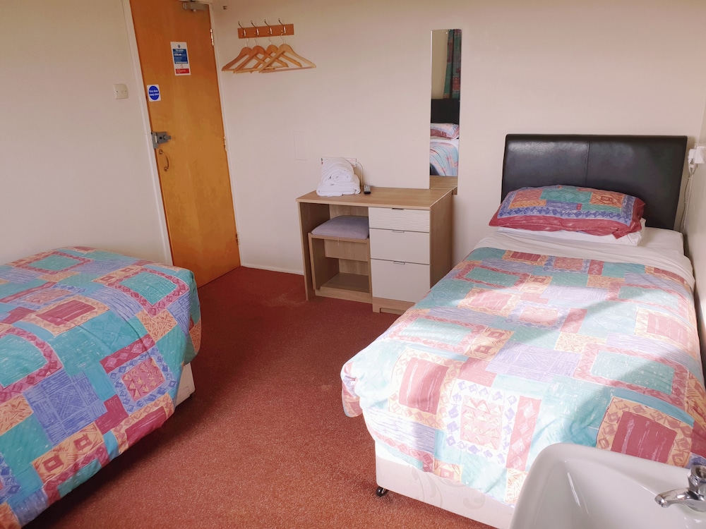 Basic Twin Room, 2 Twin Beds (Shared Bathroom) photo 2