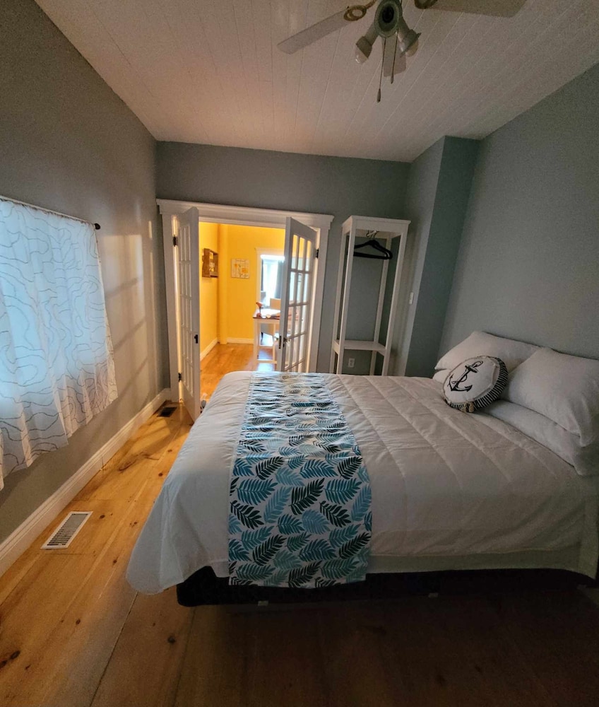 Standard Apartment, 1 Queen Bed with Sofa bed, Accessible, Fireplace (Stateroom 10 by Canalside Inn) photo 1
