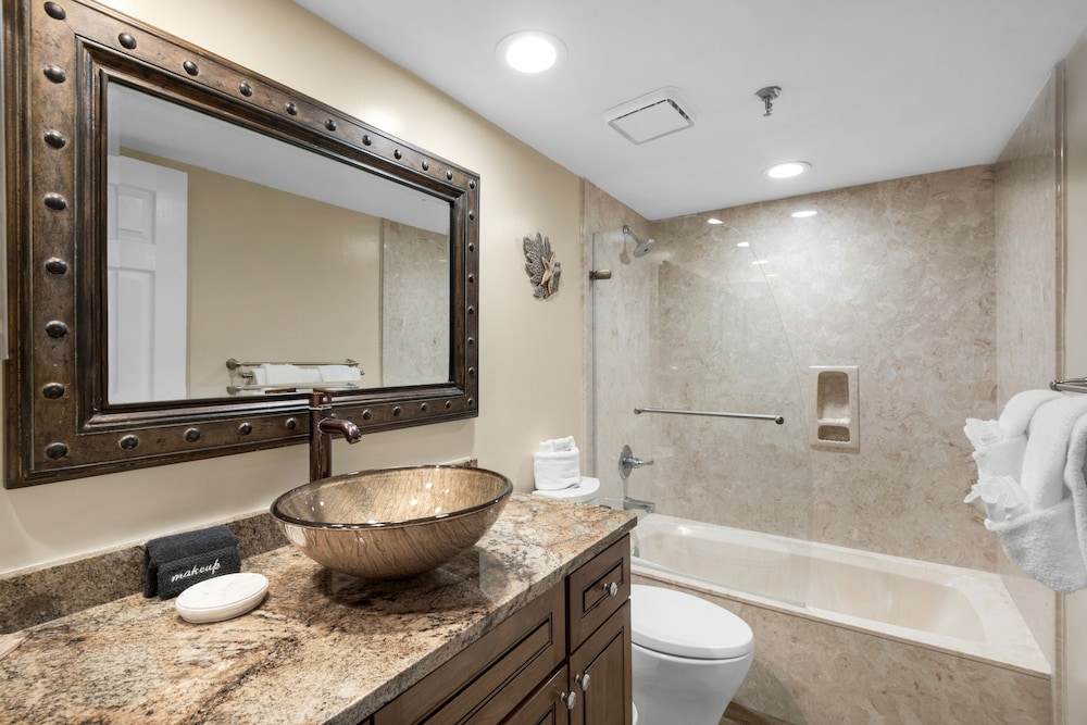 Deluxe Condo, 2 Bedrooms, 2 Bathrooms, Beachfront (Master Bedroom Beachfront) (Furnishings vary) photo 2