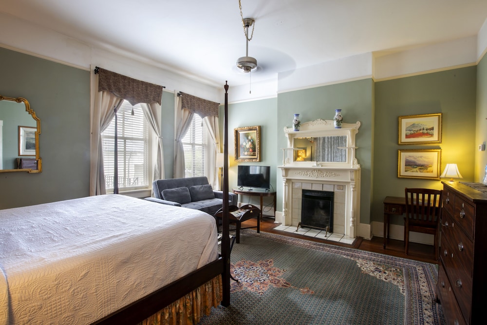 Deluxe Room, 1 King Bed, Non Smoking (402 Grimthrop)