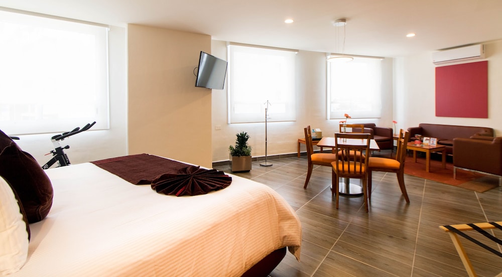 Deluxe Room, 1 King Bed photo 3