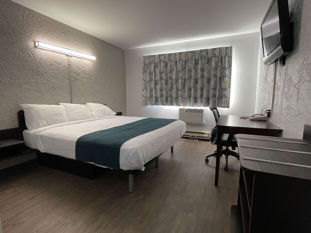Deluxe Suite, 1 King Bed, Non Smoking, Hot Tub photo 1