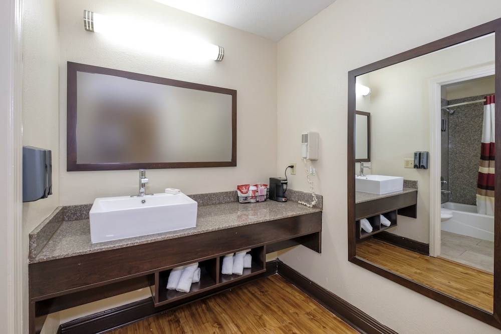 Premium Room, 1 King Bed (Upgraded Bedding & Snack, Smoke Free) - Photo 7