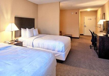 Queen Suite with Two Queen Beds - Non-Smoking - Photo 2