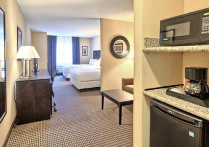 Queen Suite with Two Queen Beds - Non-Smoking - Photo 1