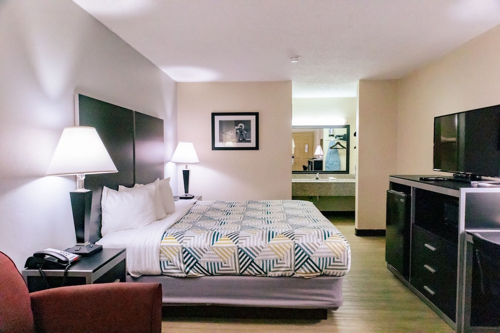 Standard Room, 1 King Bed, Non Smoking, Refrigerator & Microwave photo 1