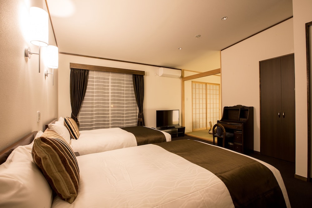 Premium room（2 beds/2 Japanese futon) photo 2