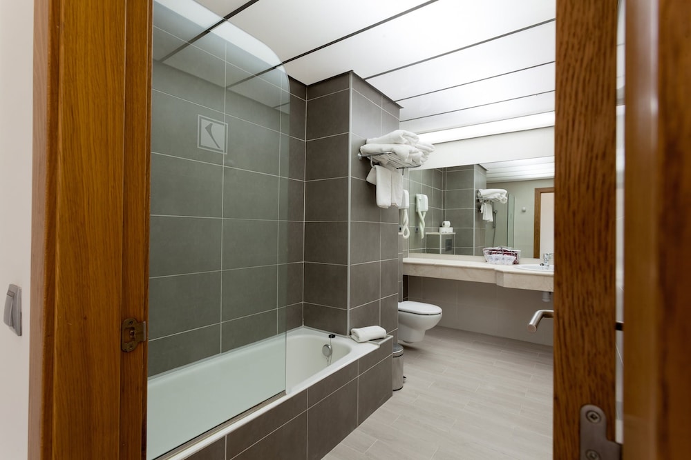 Standard Double Room, Tower (2 Adults + 1 Child) thumbnail 5