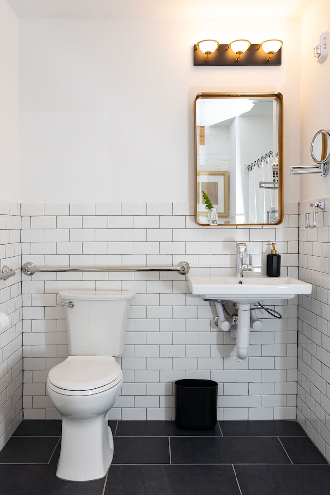 Signature Studio Suite photo 3