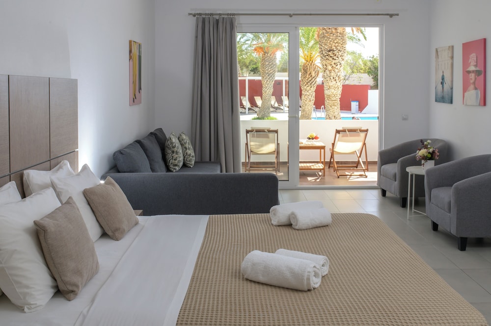 Junior Suite, Pool View - Photo 4