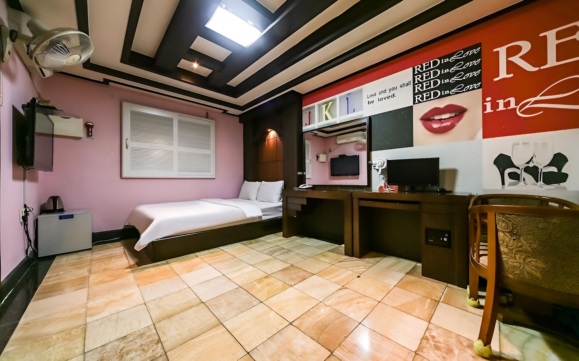Room (Junior Suite (2 queen beds/2 spare be) photo 1