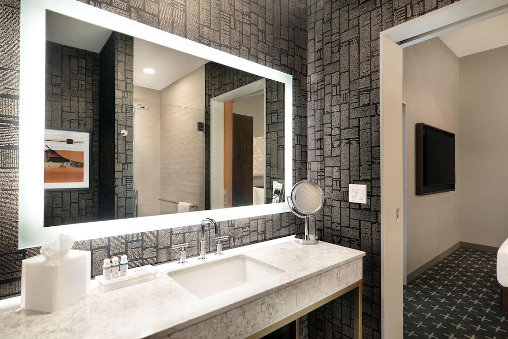 Junior Suite, 1 King Bed, Accessible (Mobility & Hearing, Roll-In Shower) - Photo 4