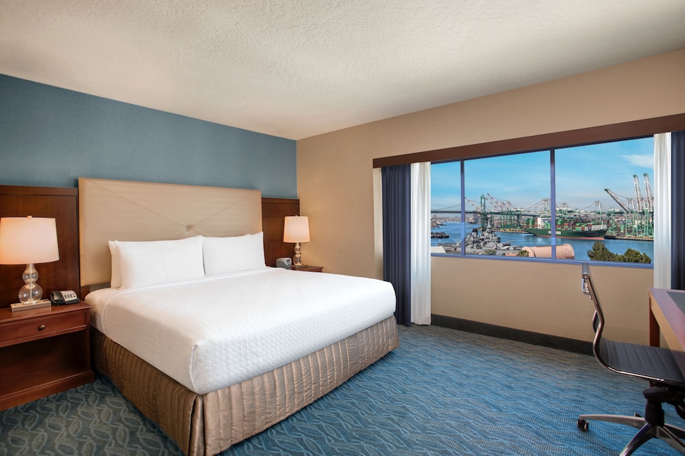 Club Room, 1 King Bed, Accessible Bathtub - Photo 4