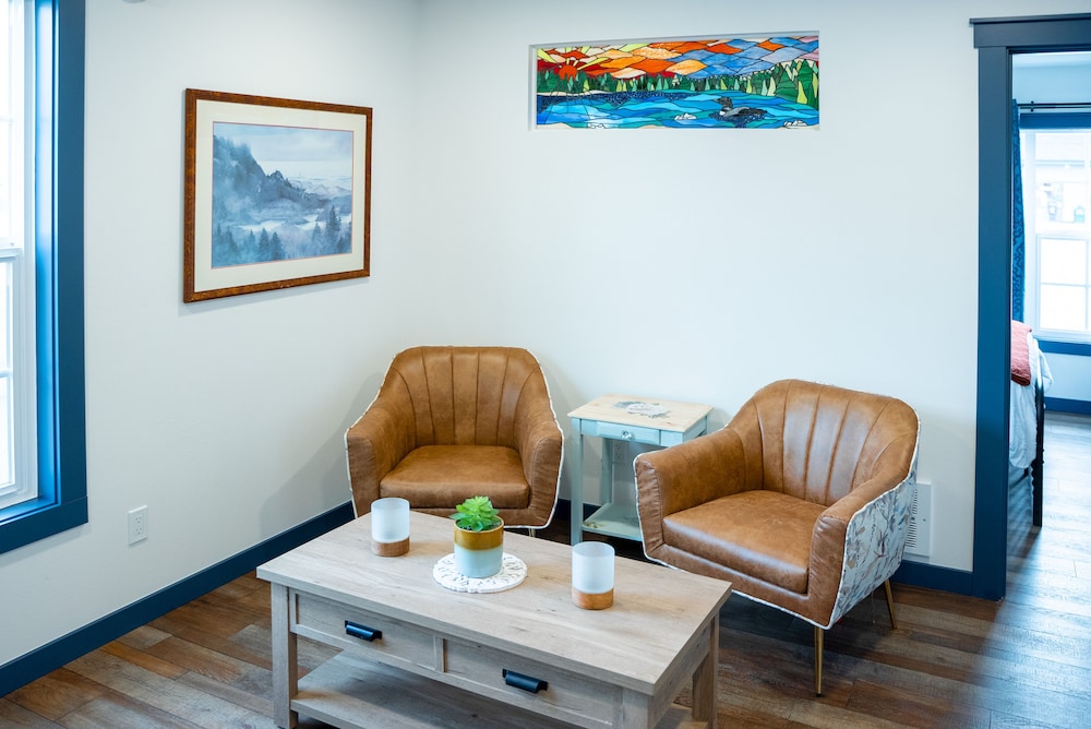 Deluxe Suite (Suite 102)