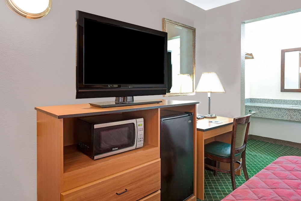 Room, 1 Double Bed, Accessible, Bathtub (Mobility/Non Smoking/Grab Bars) - Photo 1