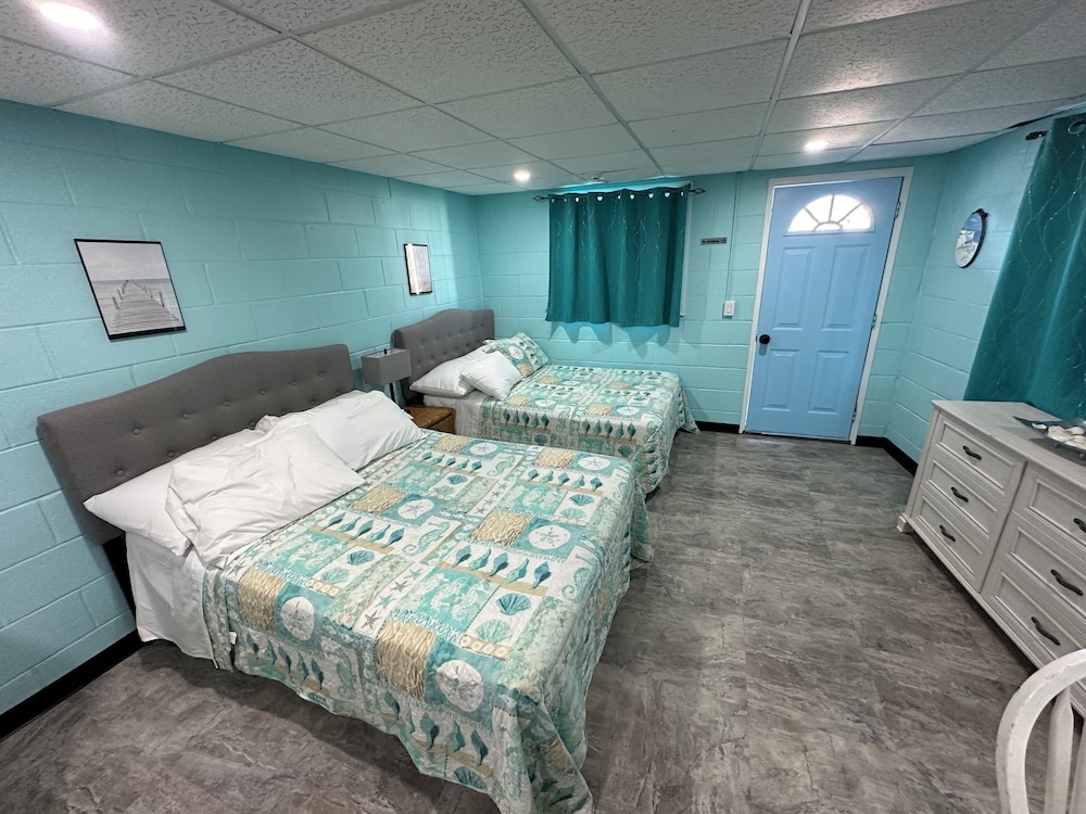 Double Queen Room with Pool View photo 3