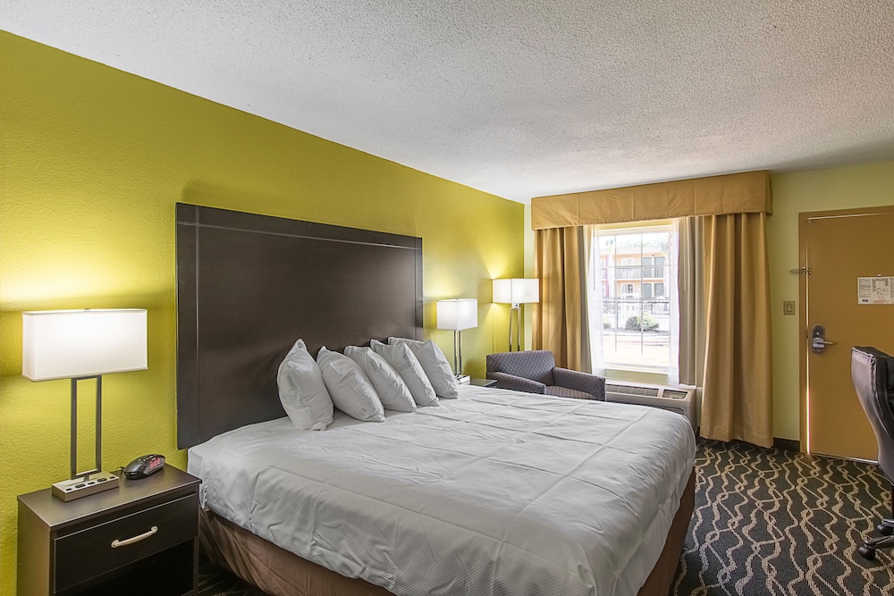 Standard Room, 1 King Bed, Non Smoking - Photo 1