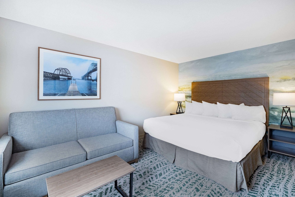 Superior Suite, 1 King Bed, Non Smoking (Studio) photo 2