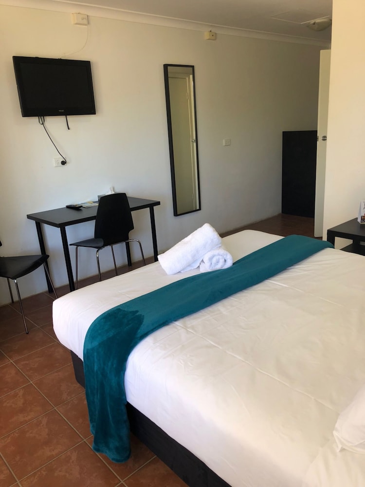 Deluxe Room, 1 Queen Bed photo 3