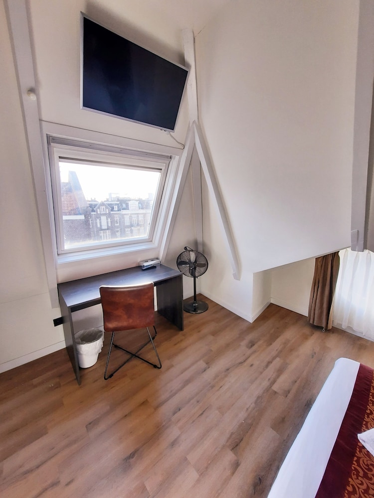 Basic Room, Shared Bathroom thumbnail 6