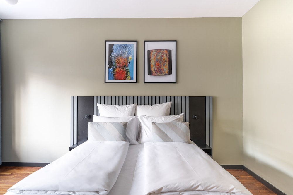 Medium Studio with Kitchenette - Photo 7