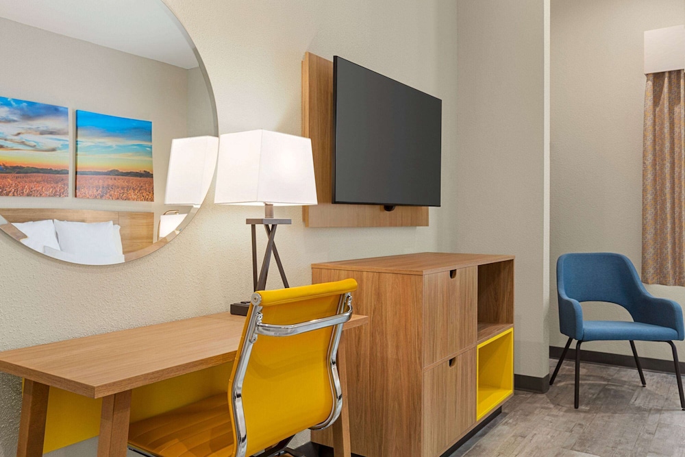 Comfort Suite, 1 King Bed, Non Smoking - Photo 2