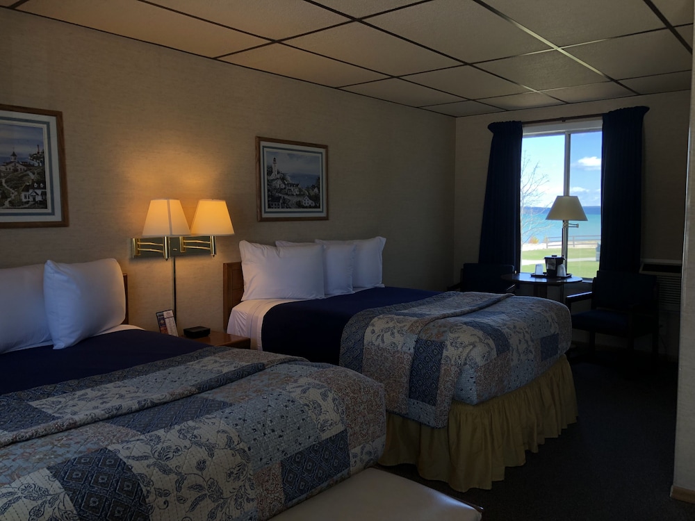 Standard Room, 2 Double Beds, Partial Lake View, Ground Floor photo 1