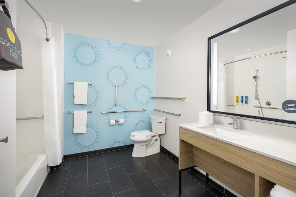 Room, 1 King Bed, Bathtub - Photo 7