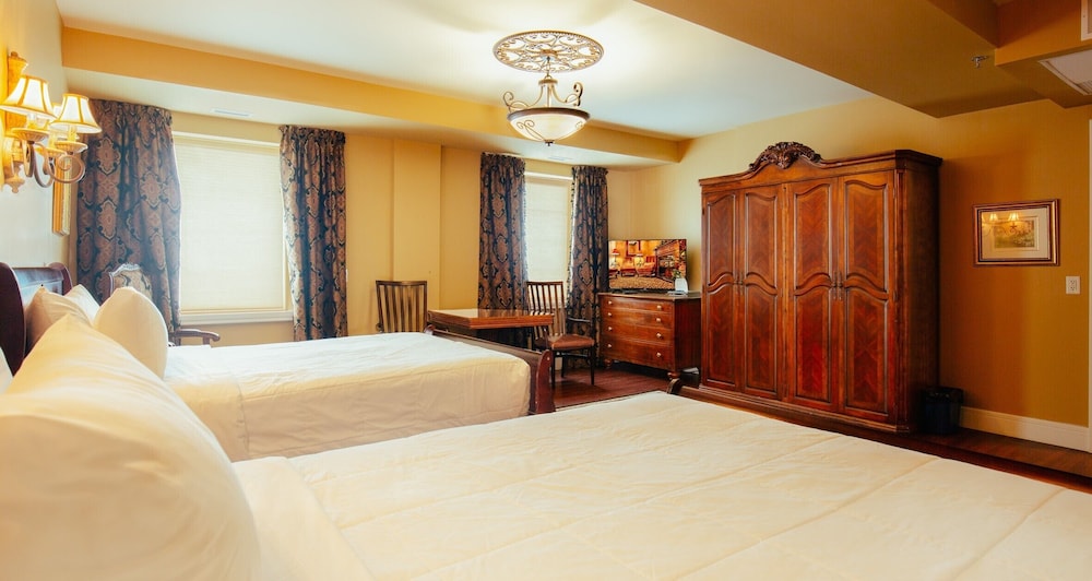Classic Double Queen Guest Room