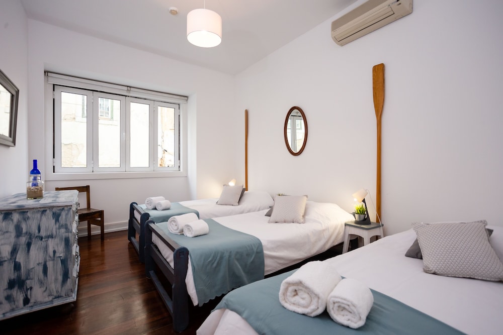 Standard Room, 3 Twin Beds - Photo 1