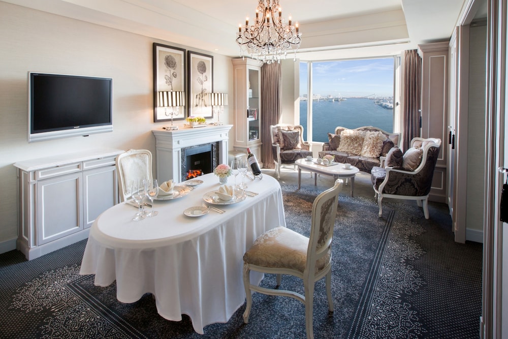 Suite, 1 Bedroom, Club Lounge Access, Bay View (Dining Area)