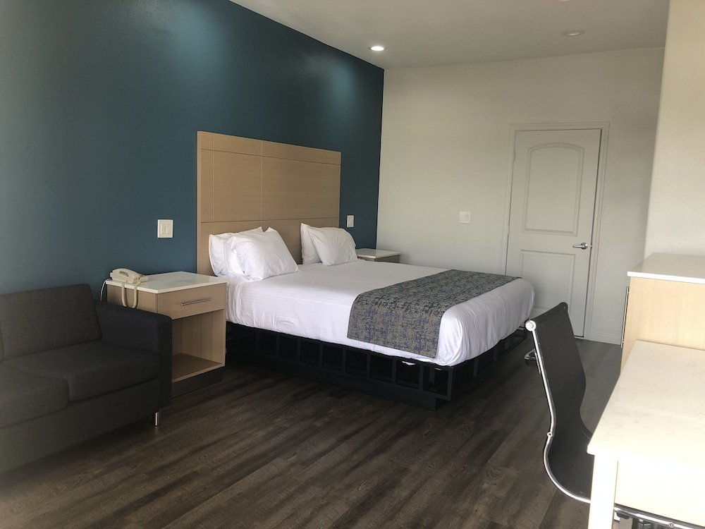 Deluxe Room, 1 King Bed (Second Floor Only) photo 1