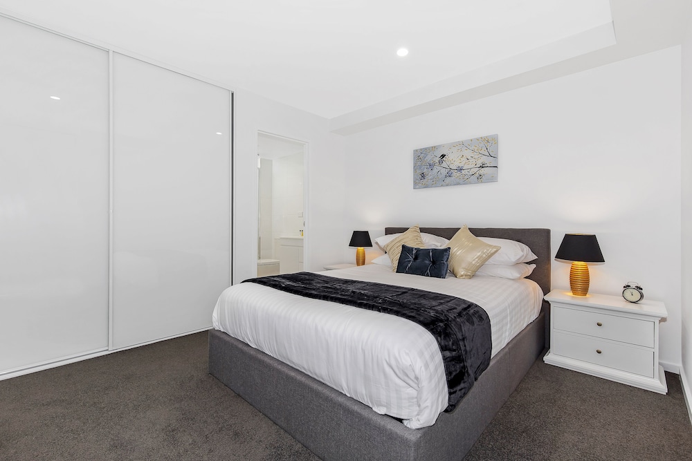 One Bedroom + Study with Harbour View photo 2