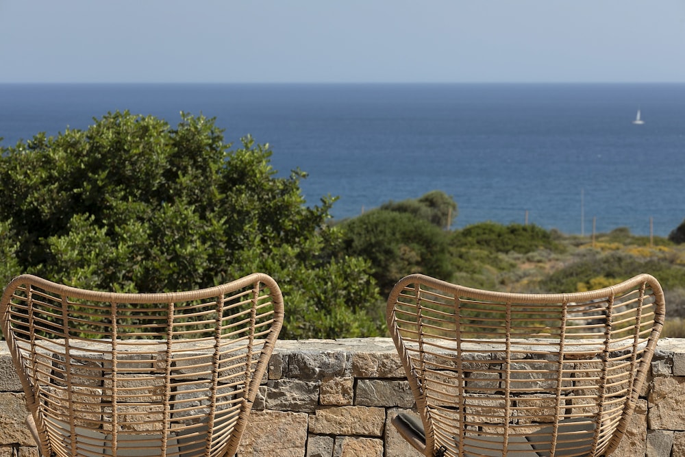 Deluxe Room, 1 Queen Bed with Sofa bed, Patio, Partial Sea View photo 2